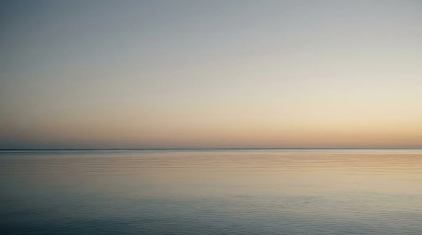 Ruhiger Meereshorizont im Morgenlicht